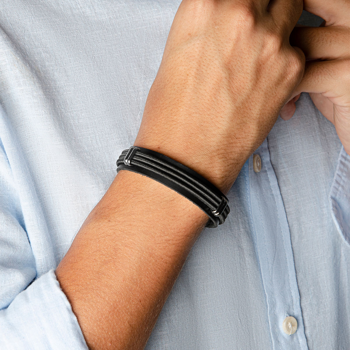 Pulseira Masculina em Couro Preta Metálicos | Ferracini - Image 2