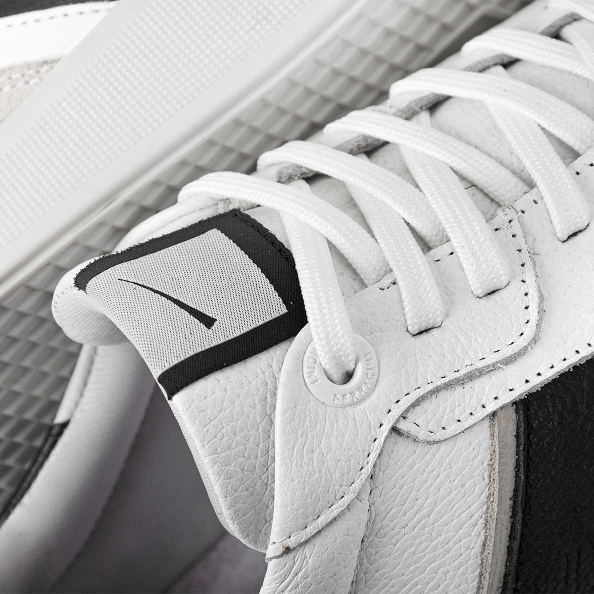 Sneaker Masculino de Couro Branco Logan - Image 4